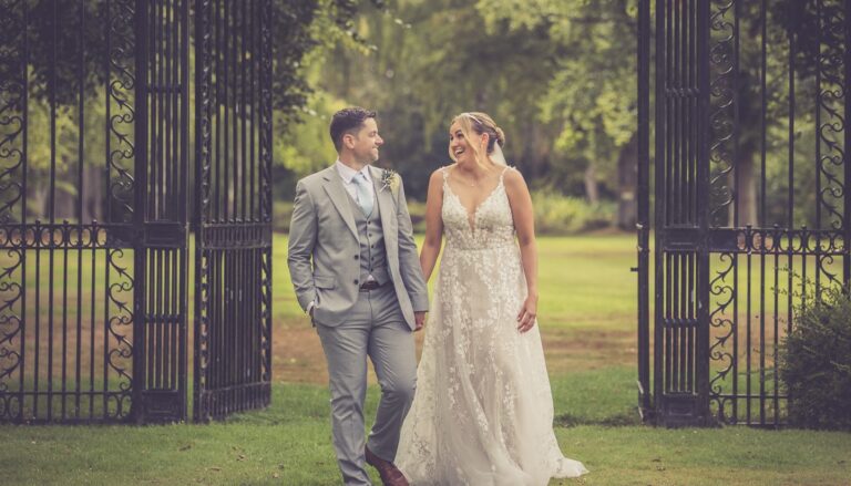 Jemma and Shaun at Inglewood Manor House - Photo by Jason Howard Photograhpy
